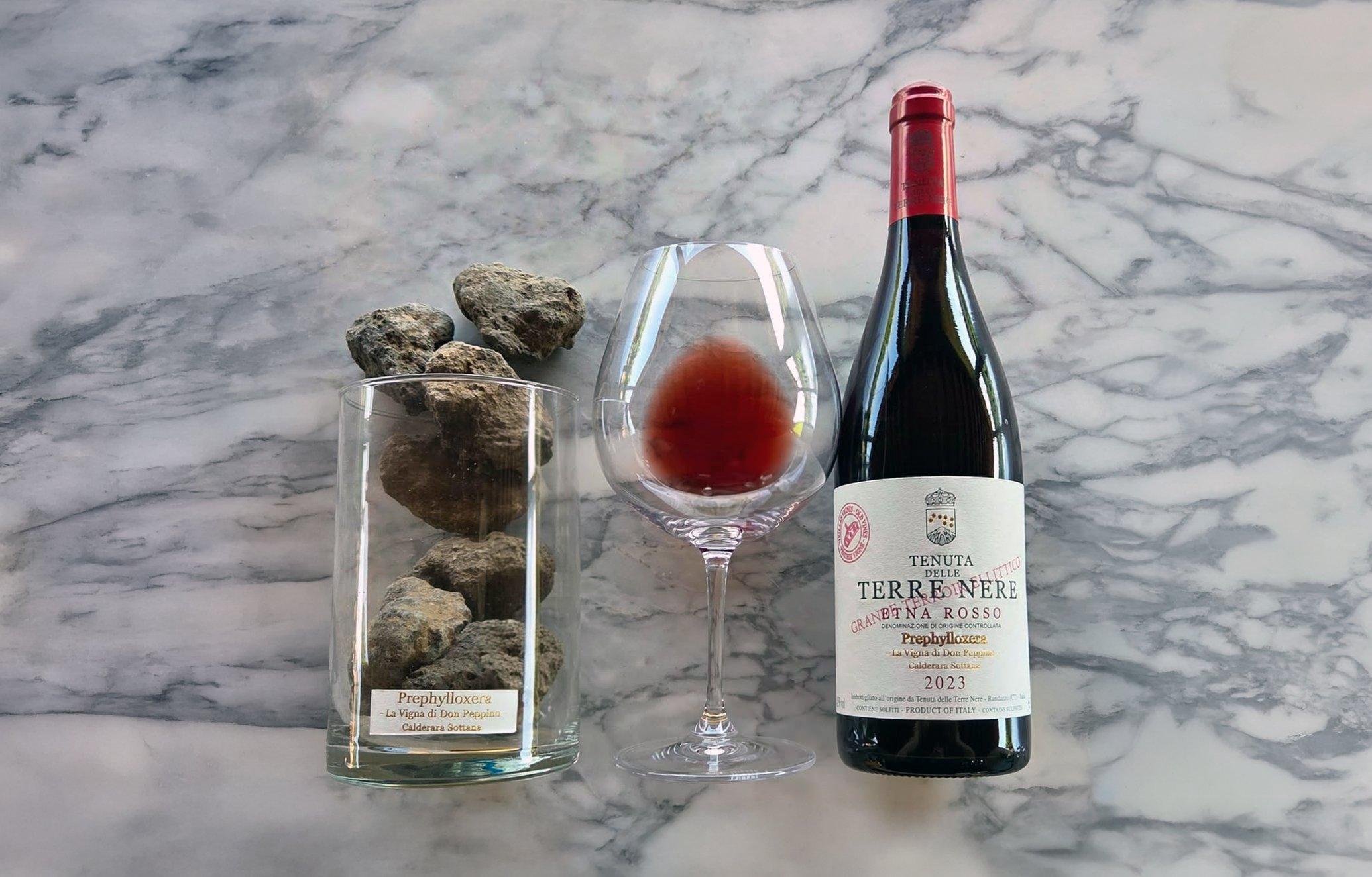 Garrafa de vinho do Etna com rochas vulcânicas